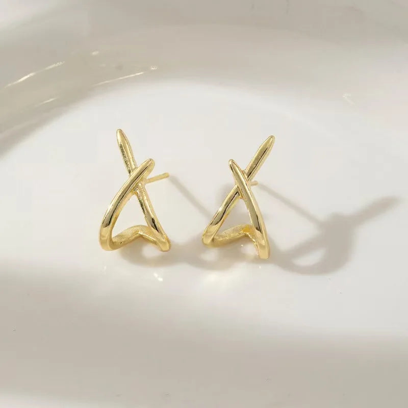 A pair of trendy geometric earrings - Cross-shaped, unique, fashionable, simple and versatile 3D jewelry for women.