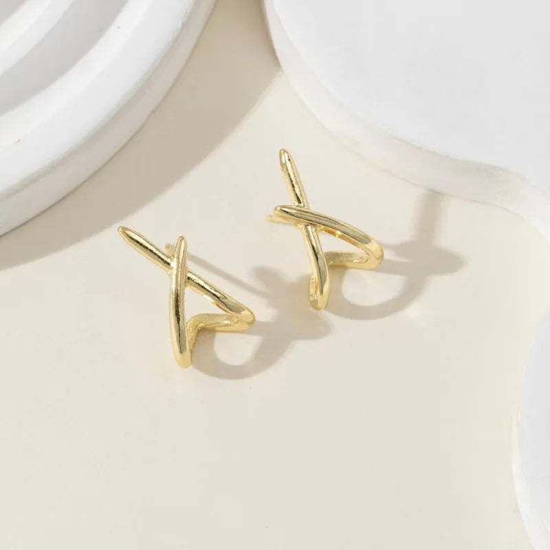 A pair of trendy geometric earrings - Cross-shaped, unique, fashionable, simple and versatile 3D jewelry for women.
