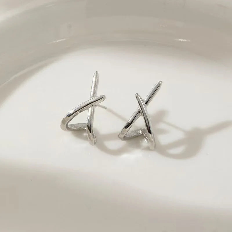 A pair of trendy geometric earrings - Cross-shaped, unique, fashionable, simple and versatile 3D jewelry for women.